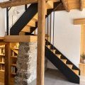 Escalier bois et pierre, lumière chaleureuse