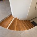 Escalier tournant en bois, lumière douce