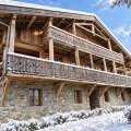 Facade chalet authentique sous la neige