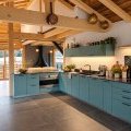 Cuisine bleu canard, poutres et lumière naturelle