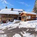 Chalet ancien et annexe enneigée