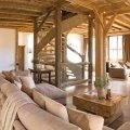 Grand salon de chalet avec escalier