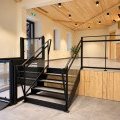 Escalier vitré et plateforme épurée