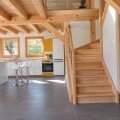 Escalier et cuisine du chalet