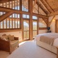 Grande chambre sous charpente, linge beige