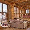 Salon avec fauteuil bulle suspendu