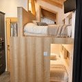 Chambre lumineuse avec lits superposés intégrés