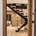 Escalier sculptural dans un chalet lumineux