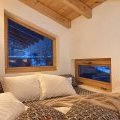 Chambre mansardée aux fenêtres sur la neige