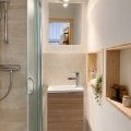 Salle de bain compacte, élégante et lumineuse