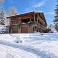 Facade chalet enneigé sous ciel bleu