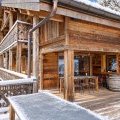 Chalet alpin enneigé sous ciel bleu