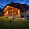 Facade chalet alpin à l'heure bleue