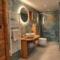 Salle de bain bois et pierre bleu-vert
