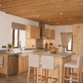 Cuisine en bois, îlot gris