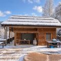 Facade chalet d'hiver, terrasse enneigée