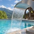 Piscine alpine avec cascade inox