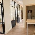 Couloir professionnel avec table haute épurée