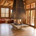 Cheminée monumentale au cœur du chalet