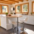 Cuisine de chalet jaune et blanche