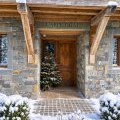 Entrée de chalet enneigée