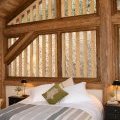 Chambre de chalet au plaid rayé