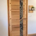 Porte en bois et pierre naturelle