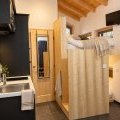 Intérieur compact avec lit mezzanine élégant (1)