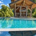 Piscine turquoise devant le mazot