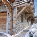 Cheminement chalet sous la neige
