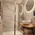 Salle de bain en marbre et bois