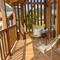 Balcon de chalet, fauteuils et vue montagne