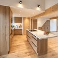 Cuisine de chalet contemporaine lumineuse