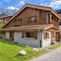 Chalet alpin, lumière douce et montagnes