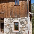 Façade en bois et pierre dégagée