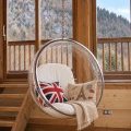 Fauteuil bulle, coussins et paysage rocheux