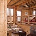Salon de chalet aux fauteuils rouges