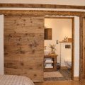 Salle d'eau du chalet, porte coulissante entrouverte
