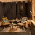 Salon nocturne aux accents de chalet