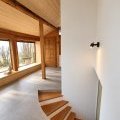 Escalier en bois, lumière douce