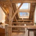 Mezzanine apaisée, bureau rangé et lit ancien