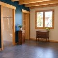 Entrée au mur bleu, bois et céramique