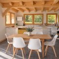 Salle à manger et cuisine du chalet