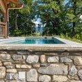 Piscine turquoise autour du mazot