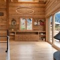 Salon de chalet alpin lumineux