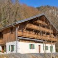 Chalet entier en forêt, lumière douce